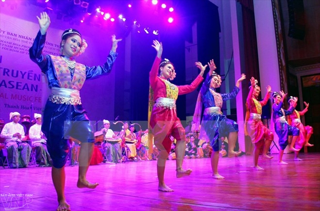 เปิดงานมหกรรมดนตรีพื้นเมืองอาเซียน 2015